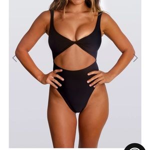 NWT Skatie Chloe in black